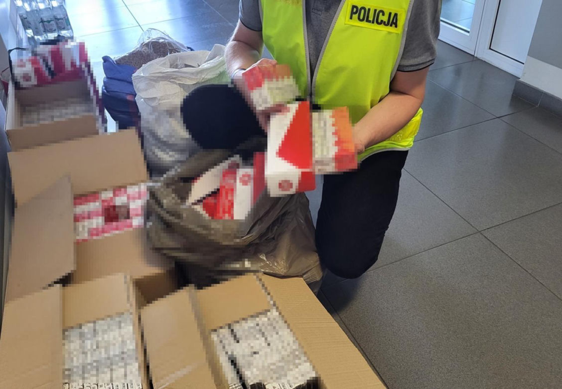 Skonfiskowane sztangi z nielegalnymi papierosami