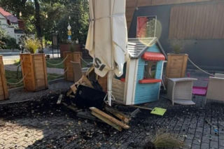 Pisk opon i huk. Citroen wjechał w ogródek restauracji. 40-latka była kompletnie pijana [ZDJĘCIA]