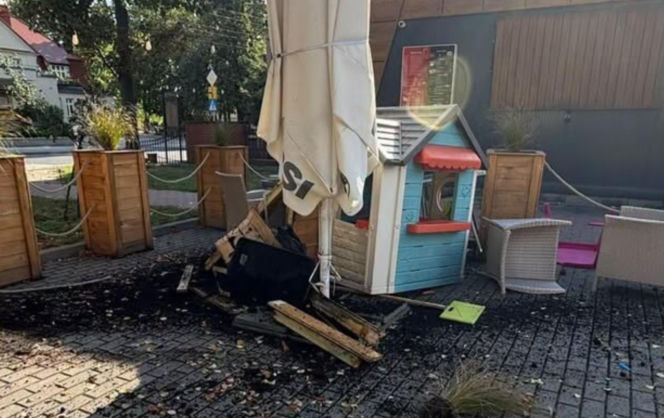 Pisk opon i huk. Citroen wjechał w ogródek restauracji. 40-latka była kompletnie pijana [ZDJĘCIA]