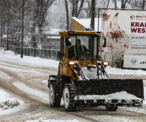 Ostróda w centrum śnieżycy. Burmistrz nocą ratował ludzi. Kierowcy nocowali w urzędzie