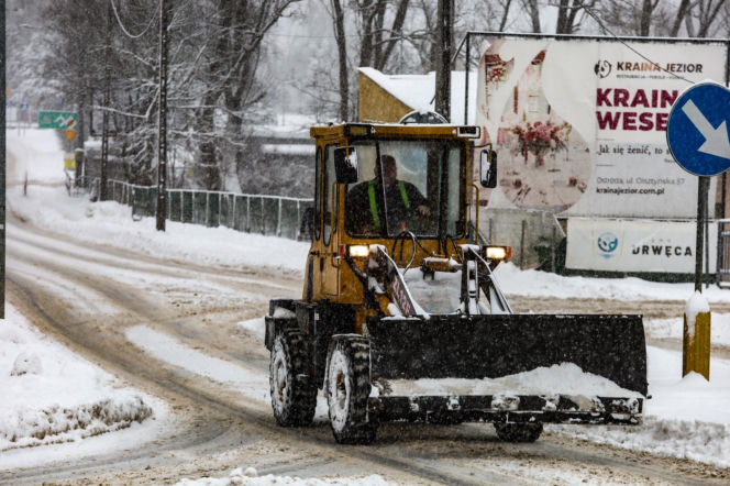 Ostróda w centrum śnieżycy. Burmistrz nocą ratował ludzi. Kierowcy nocowali w urzędzie