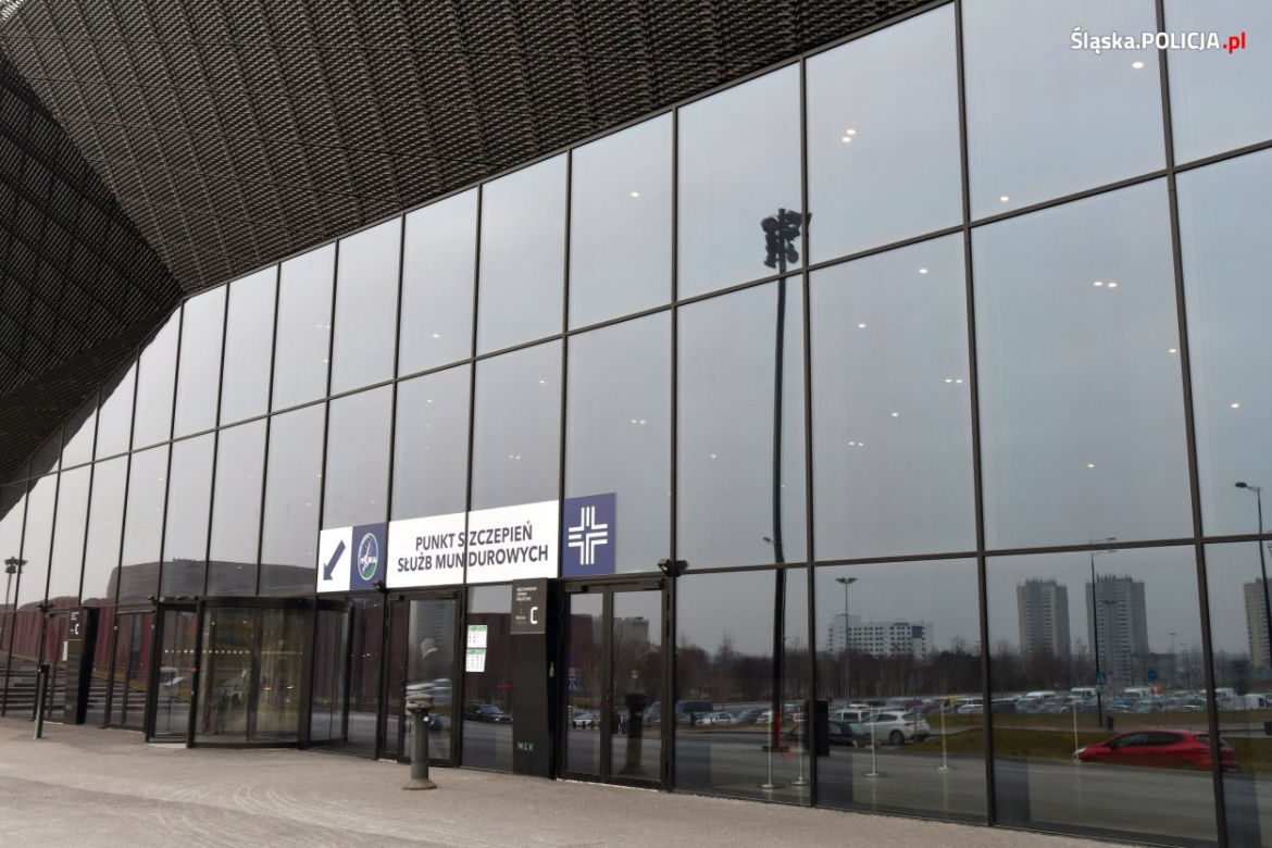 Na Śląsku rozpoczęły się szczepienia policjantów. Jak pierwszy zaszczepiony został komendant wojewódzki [ZDJĘCIA]