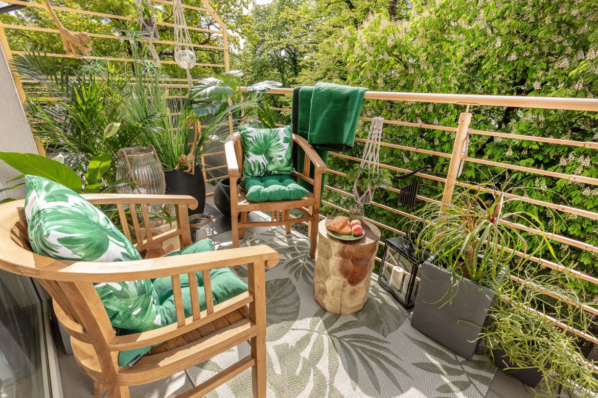 Mały balkon w bloku lub kamienicy w stylu naturalnym