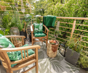 Mały balkon w bloku lub kamienicy w stylu naturalnym