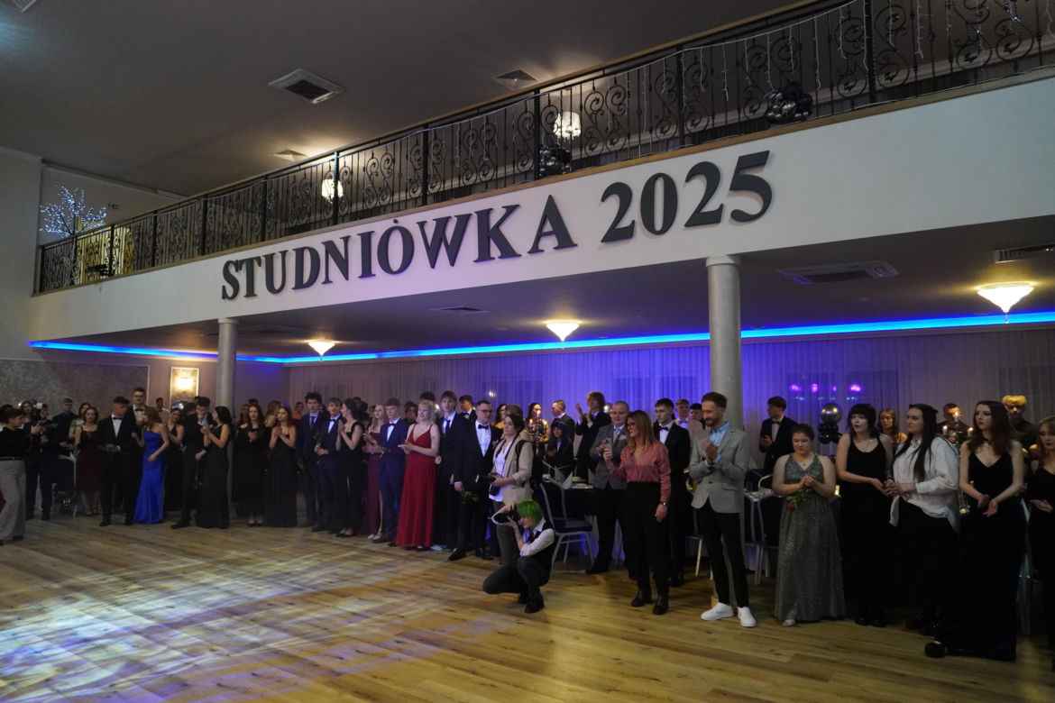 Dwa polonezy na studniówce bydgoskiej Handlówki. W jednym pomogli nauczyciele