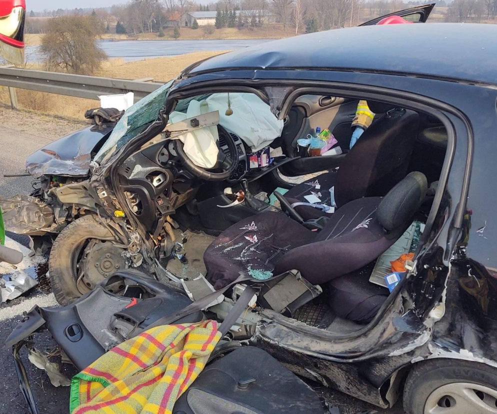 Dobrąg. Wypadek na DK 16. Kierująca BYŁA ZAKLESZCZONA w aucie [ZDJĘCIA]
