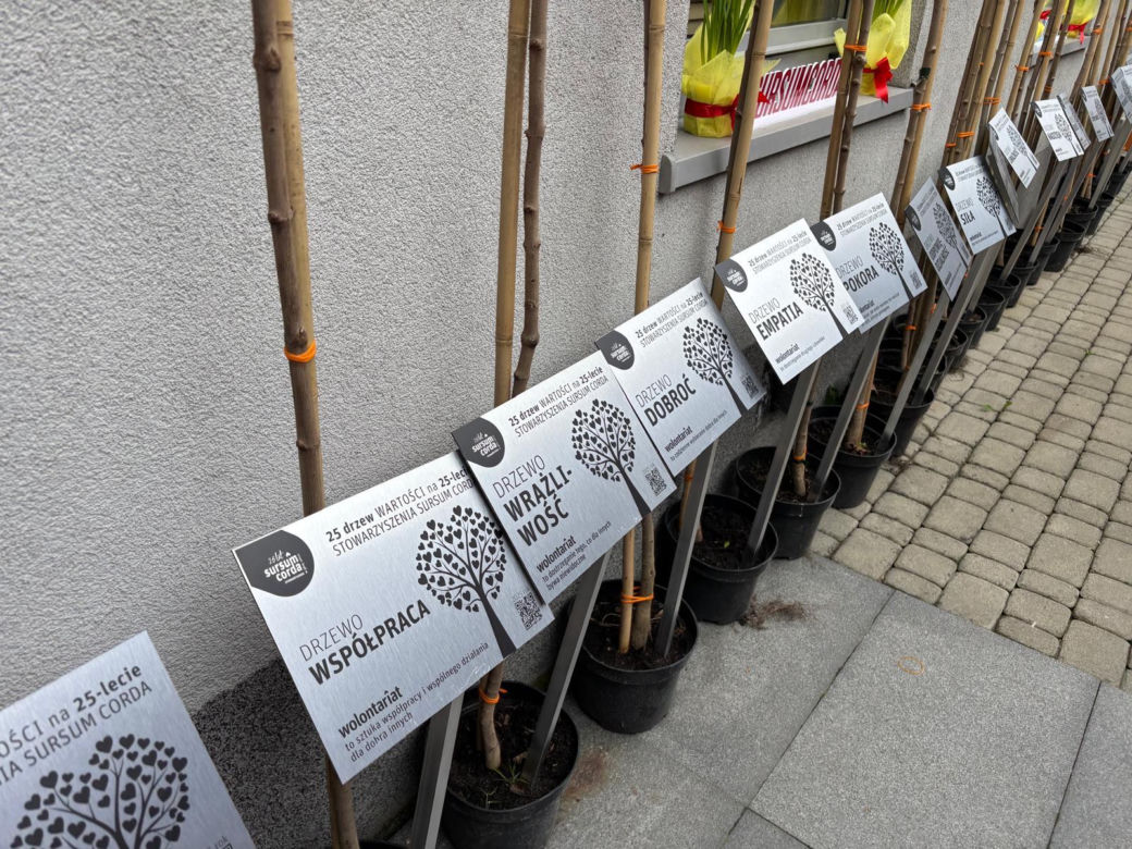 Sursum Corda sadzi drzewa na 25 urodziny 
