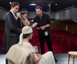 Na Wspólnej odc. 3267. Marta (Joanna Jabłczyńska), Celina Jantar (Joanna Sydor), reżyser Halicki (Adam Szczyszczaj)	