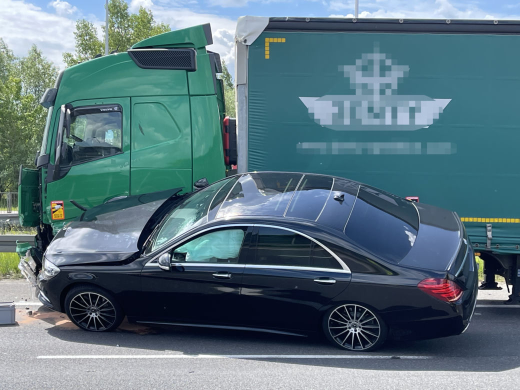 Jaguar stracił koła, mercedes wbił się w ciężarówkę. Spektakularne zderzenie na S8 w Warszawie
