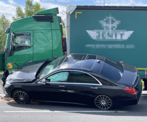 Jaguar stracił koła, mercedes wbił się w ciężarówkę. Spektakularne zderzenie na S8 w Warszawie