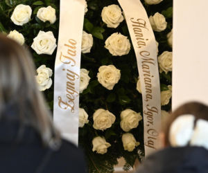 Wieńce na pogrzebie Edwarda Linde-Lubaszenki. Żałobnicy pożegnali artystę pięknymi kwiatami