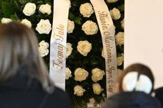 Wieńce na pogrzebie Edwarda Linde-Lubaszenki. Żałobnicy pożegnali artystę pięknymi kwiatami