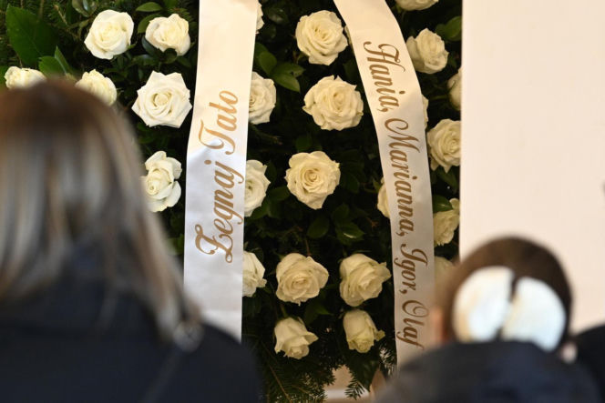 Wieńce na pogrzebie Edwarda Linde-Lubaszenki. Żałobnicy pożegnali artystę pięknymi kwiatami