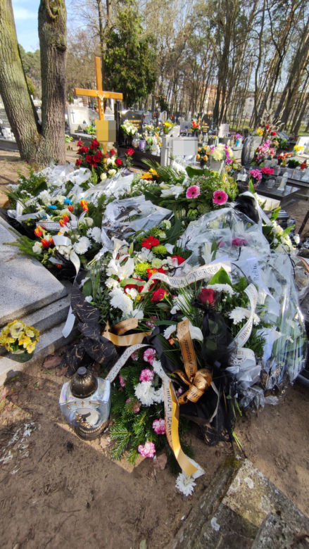 Rafał z Grudziądza nie żyje. Grób cenionego trenera i kulturysty utonął w kwiatach