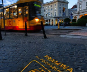 Tramwaj ma pierwszeństwo. Kto umieścił napisy na pl. Zbawiciela?