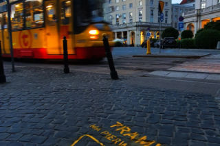 Tramwaj ma pierwszeństwo. Kto umieścił napisy na pl. Zbawiciela?