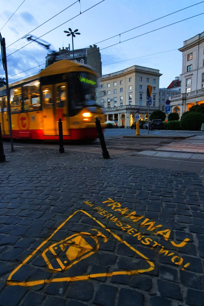"Tramwaj ma pierwszeństwo". Kto umieścił napisy na pl. Zbawiciela?