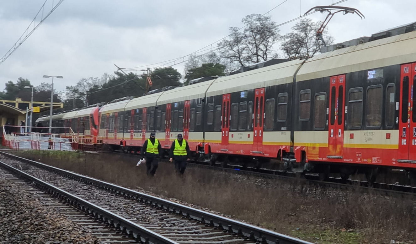 Makabra w Józefowie. Pociąg SKM zabił 14-latkę na przejściu dla pieszych!