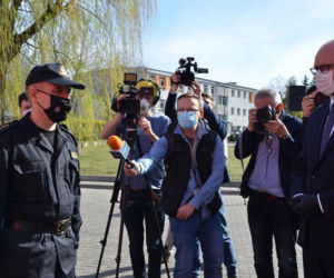 Polscy strażacy wywożą maseczki na wschód