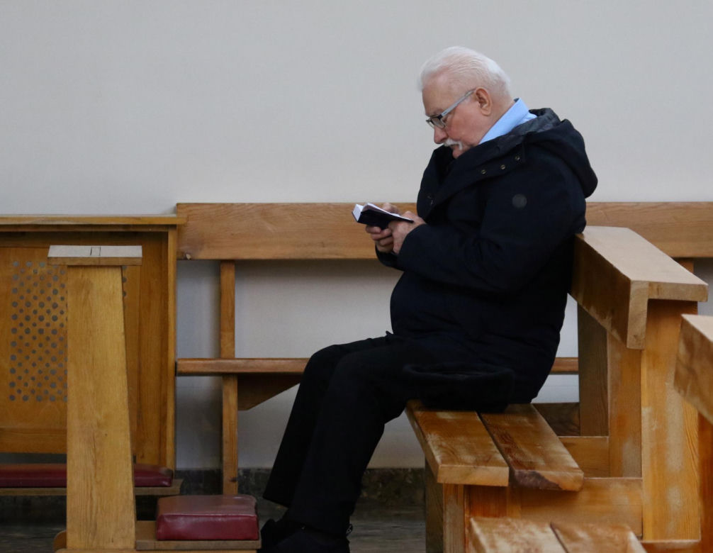 Lech Wałęsa zupełnie sam w pustym kościele. Pojechał się pomodlić tuż przed świętami