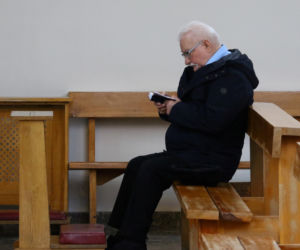 Lech Wałęsa zupełnie sam w pustym kościele. Pojechał się pomodlić tuż przed świętami