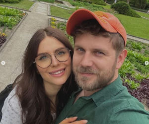 Antoni Królikowski bawi się z córką na śniegu