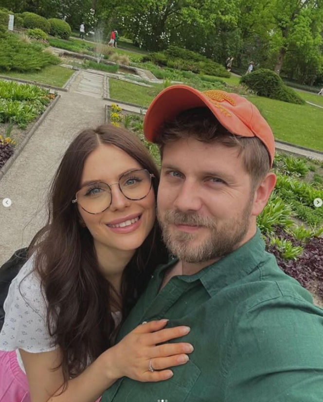 Antoni Królikowski bawi się z córką na śniegu