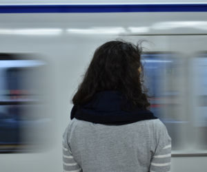 Tych rzeczy absolutnie nie róbcie w metrze! 10 najbardziej irytujących zachowań [GALERIA]