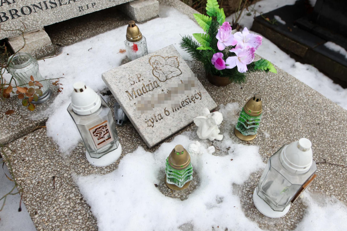 Madzia z Sosnowca miałaby dziś 14 lat. Ktoś ciągle stawia znicze na jej grobie 