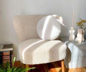 Zniszczyłam moją wymarzoną sofę boucle. Tego nie rób podczas czyszczenia