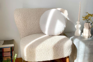 Zniszczyłam moją wymarzoną sofę boucle. Tego nie rób podczas czyszczenia