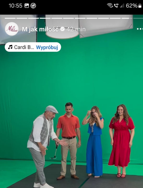 	M jak miłość nowa czołówka 2024. Anita (Melania Grzesiewicz), Kamil (Marcin Bosak), Sylwia (Hanna Turnau), Adam Werner (Jacek Kopczyński)