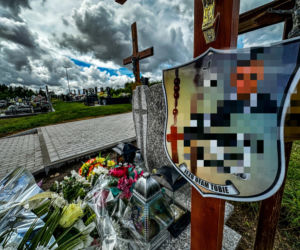 Adam stanął w obronie ukochanej, skatowali go na śmierć. Spoczął obok swoich braci
