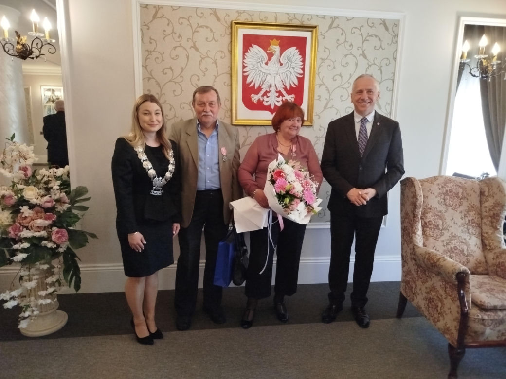 Pamiątkowe medale, legitymacje i kwiaty z okazji 50-lecia pożycia małżeńskiego odebrało w Siedlcach osiem par