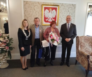 Pamiątkowe medale, legitymacje i kwiaty z okazji 50-lecia pożycia małżeńskiego odebrało w Siedlcach osiem par