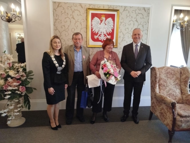 Pamiątkowe medale, legitymacje i kwiaty z okazji 50-lecia pożycia małżeńskiego odebrało w Siedlcach osiem par