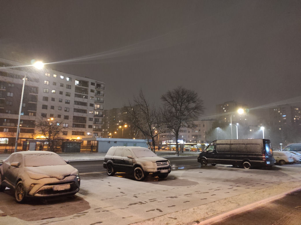Atak zimy w Warszawie. Śnieżyca sparaliżowała drogi w stolicy