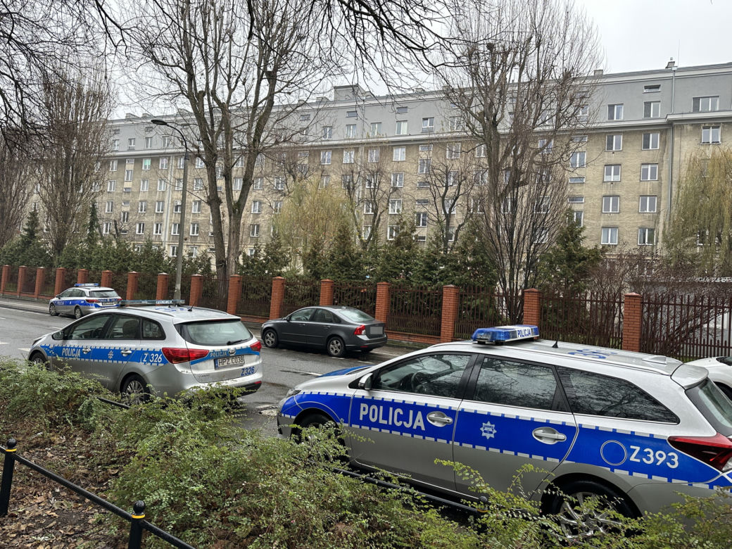 Ewakuacja w kamienicy na Pradze-Północ. Pod posadzką były pociski artyleryjskie!