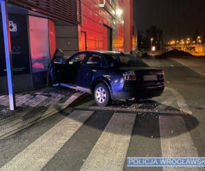 Pijany kierowca audi wjechał w sklepową witrynę pod Wrocławiem 
