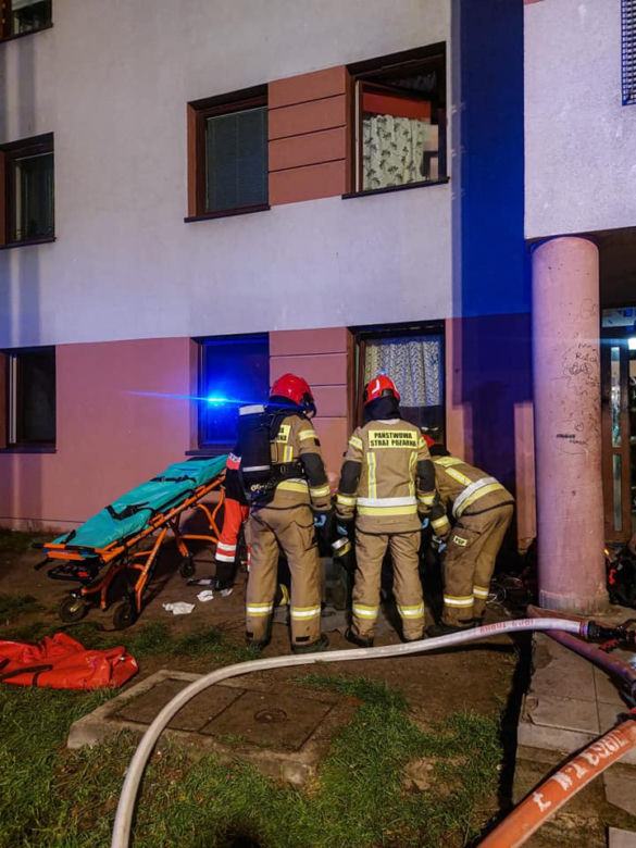 Pożar bloku w Toruniu. Siedem zastępów straży pożarnej w akcji