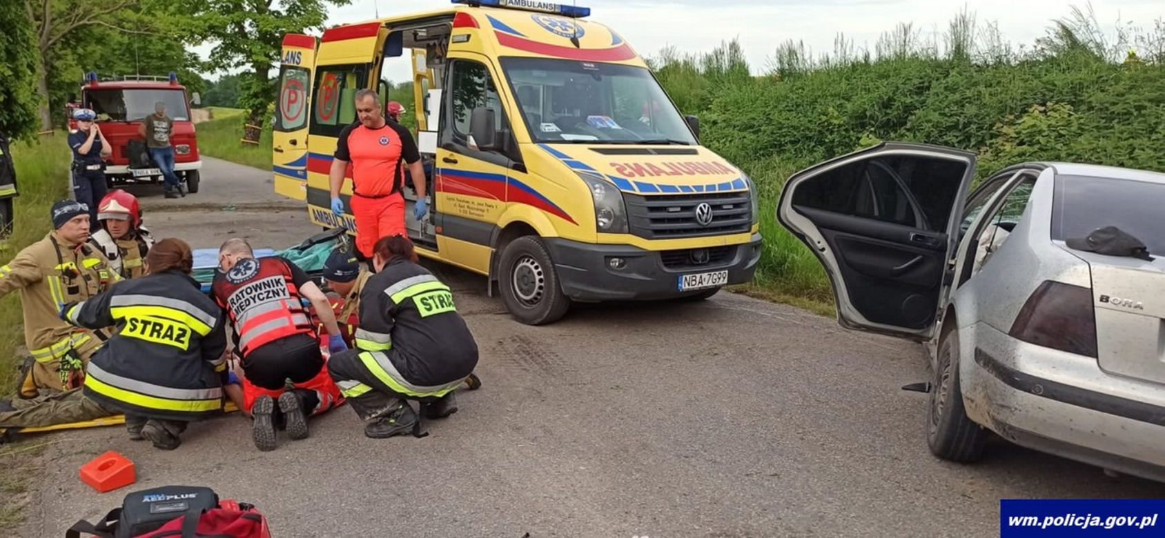 Volkswagen roztrzaskał się o drzewa pod Bartoszycami! 20-latek leżał w rowie, silnik - w zaroślach [ZDJĘCIA].