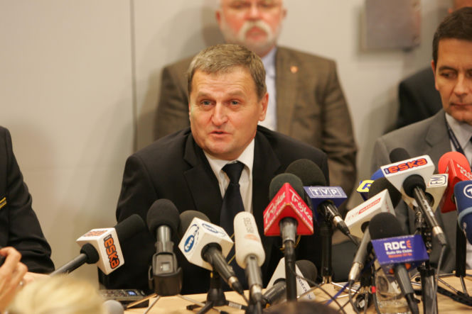 Lądowanie kapitana Wrony na Okęciu bez wysuniętego podwozia śledził w 2011 cały kraj