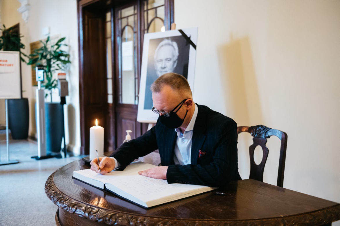Księga kondolencyjna zmarłego prof. Jerzego Limona