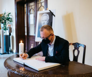 Księga kondolencyjna zmarłego prof. Jerzego Limona
