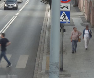 Wyrwał z ręki 11-letniego dziecka telefon. Złodziej jest poszukiwany przez grudziądzką policję! [ZDJĘCIA]