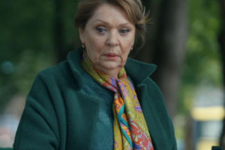 Barwy szczęścia odc. 3273. Rawiczowa sprzedaje rodzinne skarby. Cezary stawia się żonie