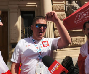 Piękny doping kibiców przed meczem ze Szwecją