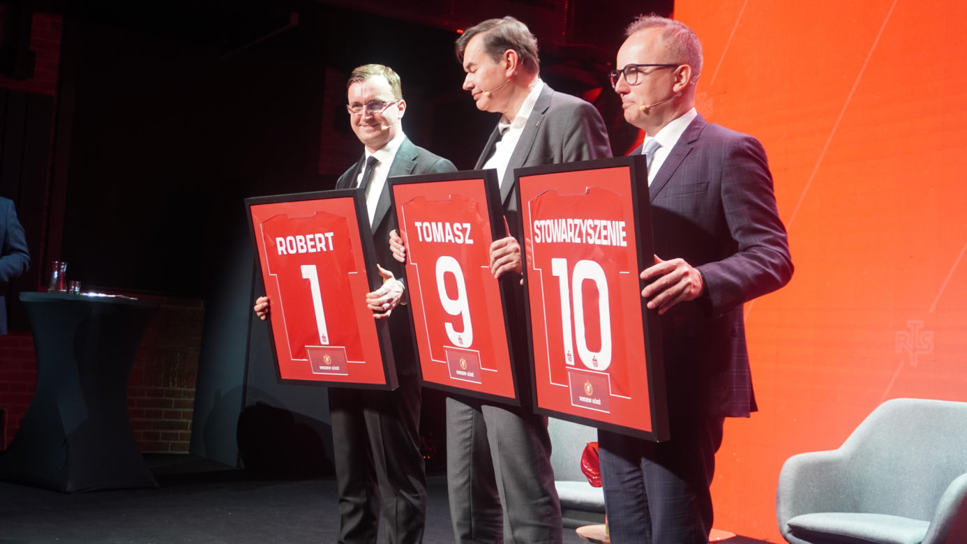 Wielki dzień w ponad 100-letniej historii Widzewa. Robert Dobrzycki oficjalnie nowym właścicielem klubu