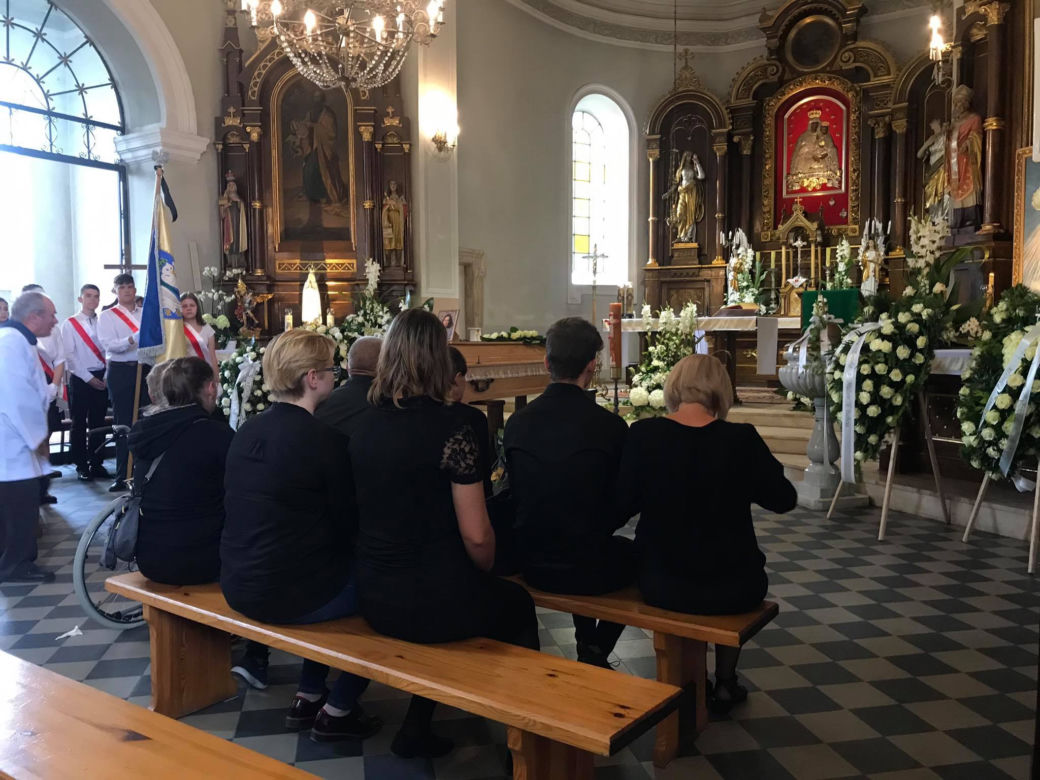 Pogrzeb zamordowanej 16-latki z Dzierzgowa. Karolinę żegna cała wieś