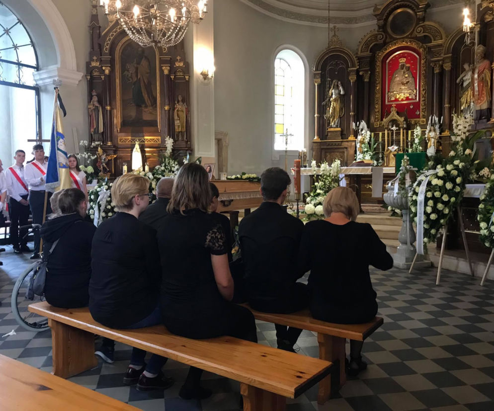 Pogrzeb zamordowanej 16-latki z Dzierzgowa. Karolinę żegna cała wieś